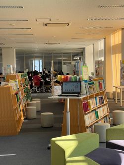サイエンス科とプロジェクト科の授業は、図書館に併設されたスペースで行われている(筆者撮影)