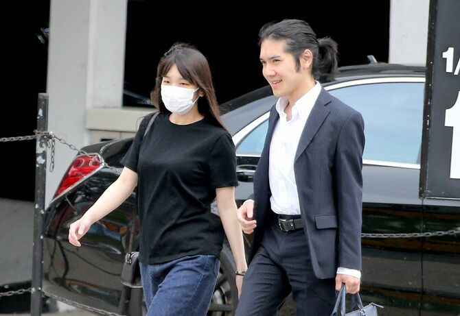 2022年6月7日、小室眞子さんと小室圭さんが笑顔で並んで歩いている。その後眞子さんは、ニューヨークのヘルズキッチン周辺のベーカリー、薬局、スーパーマーケットでお買い物