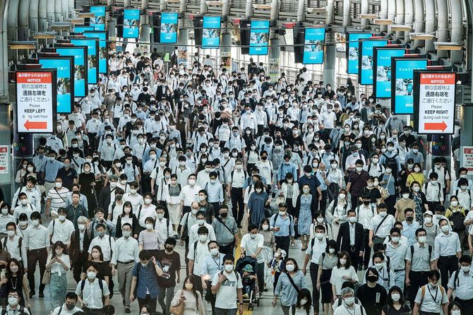 2021年7月28日、東京都内の駅でマスクを着用する通勤者たち。コロナウイルスの1日あたりの新規感染者数が過去最高の2848人に達したことが発表された翌日のこと。