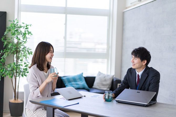オフィスで雑談する男女