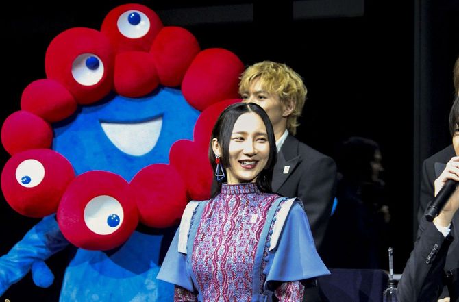 万博の開幕500日前のイベントに出席したファーストサマーウイカさん(前列左)ら