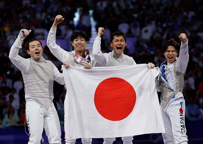 パリオリンピック、フェンシング男子フルーレ団体で金メダルを獲得した日本代表=2024年8月4日
