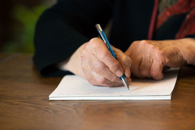 手紙を書く高齢の女性