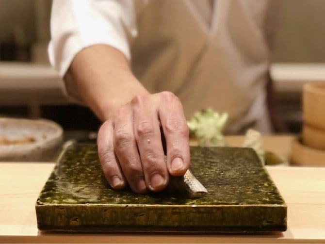 寿司を差し出す大将の手