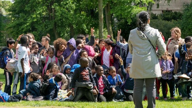 パリのサクレクール寺院の近くで、美術館に入るのを待っている子供たち