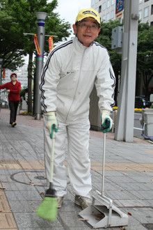 <strong>宗次徳二</strong>●社是が「ニコニコ・キビキビ・ハキハキ」の「カレーハウスCoCo壱番屋」を創業。1948年、石川県生まれ。1982年に壱番屋を設立。98年、同社代表取締役会長に。2002年には引退し、NPOイエロー・エンジェルを設立、理事長に就任