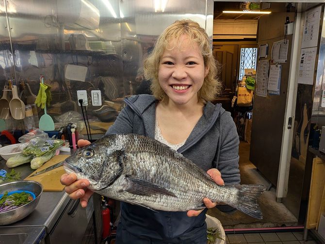店長の和田茜さん。マルカマのスタッフは半分以上が女性なので、華やかで話しかけやすい雰囲気が漂っています