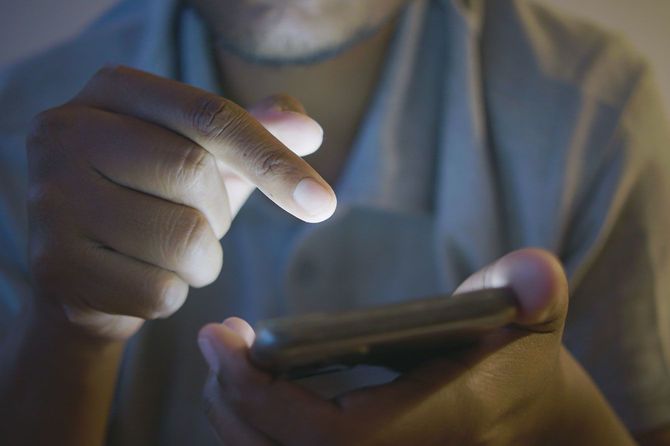 スマホを使用する人の手元