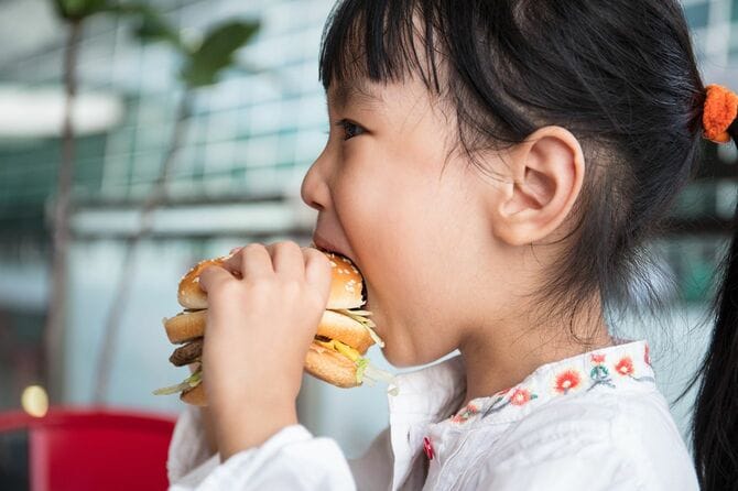 ハンバーガーを食べる少女