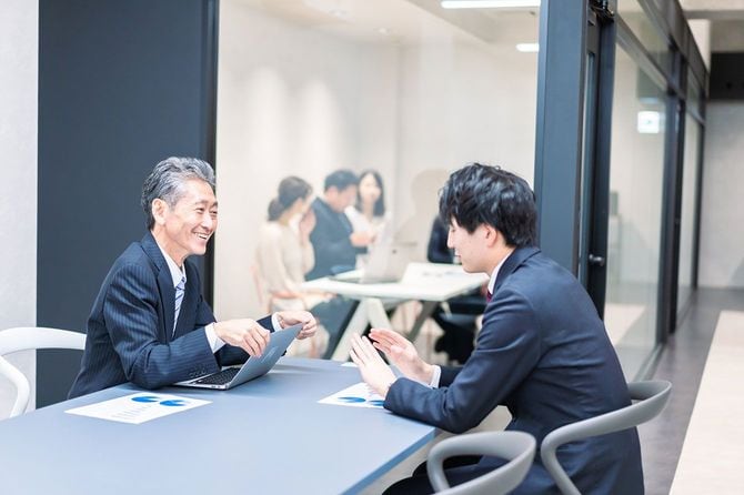 面談をする上司と部下