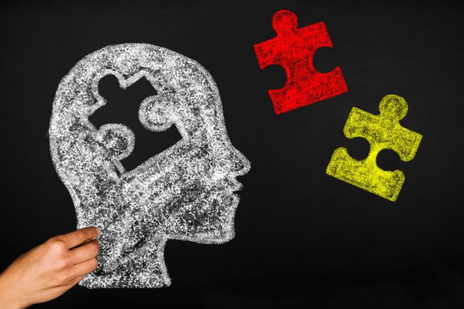 頭がパズルになっているイラスト