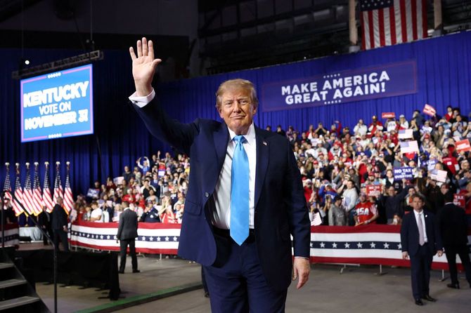 2026年10月17日、米南部ケンタッキー州での選挙集会で、手を振るトランプ米大統領
