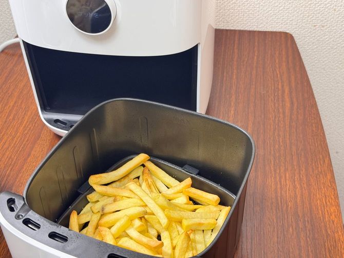 冷凍のポテトフライの温めにもノンフライヤーが最適。一度に多くの量を熱々、カリカリにできる。