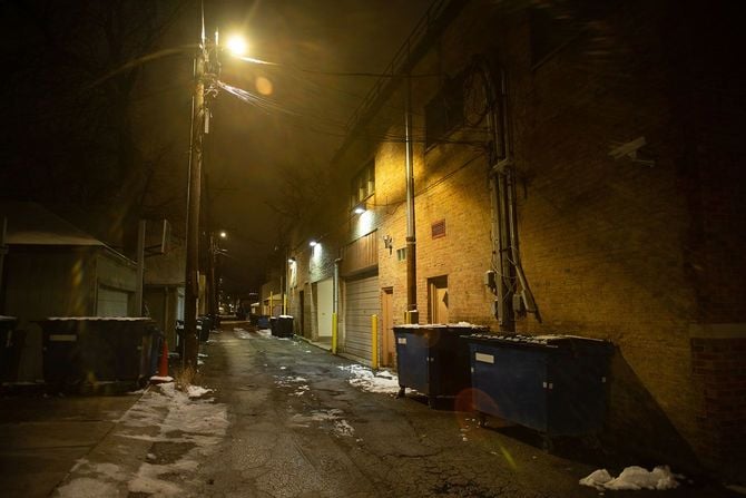 薄暗い夜の街の路地