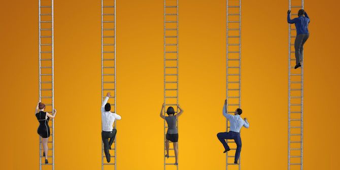 梯子を登る人たち