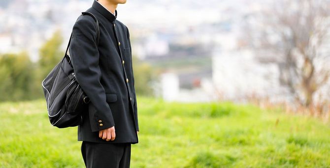 一人でたたずむ男子学生