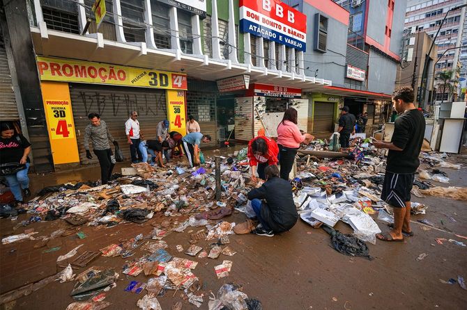5月22日：ポルトアレグレ中心街で水害後のごみ処理を行う人々