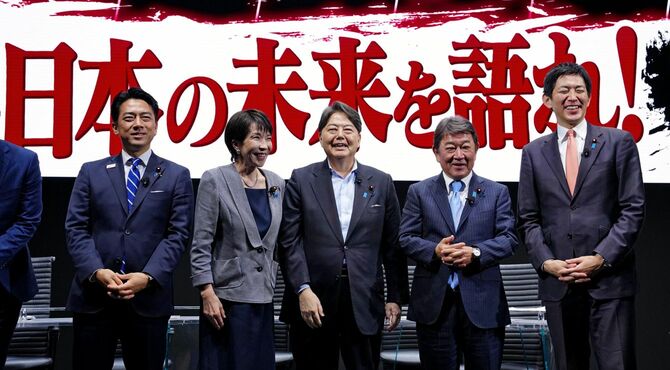 自民党総裁選の討論イベントの出演を終えた(左から)小泉進次郎氏、高市早苗氏、林芳正氏、茂木敏充氏、小林鷹之氏