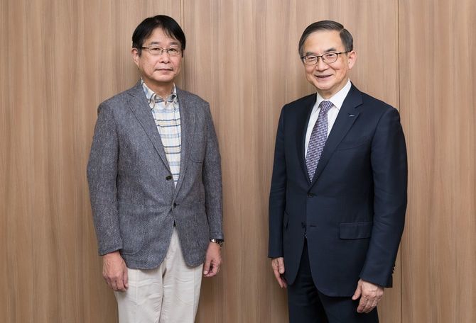 英語教材開発者の清水建二氏（左）とイーオン社長の三宅義和氏（右）