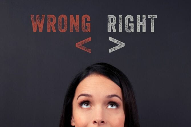 女性の頭上に「間違い」と「正しい」の文字
