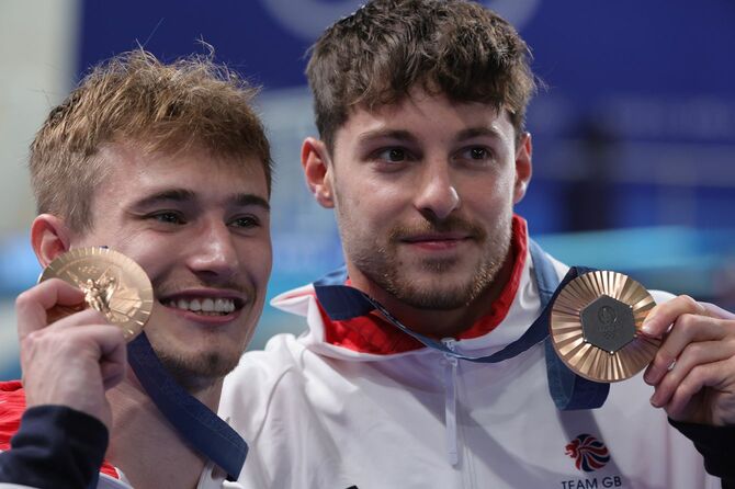 2024年8月2日、フランスのパリ・アクアティクス・センターで行われた2024年パリオリンピック飛び込み競技の男子シンクロ板飛び込み決勝で、銅メダルを獲得したイギリスのジャック・ラファーとアンソニー・ハーディング。