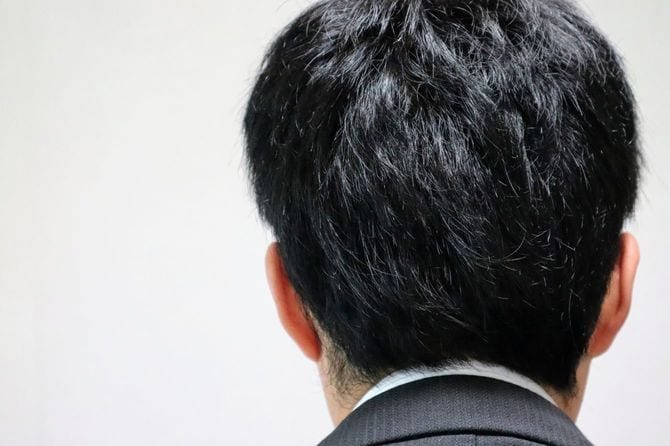 日本のビジネスマンの後頭部