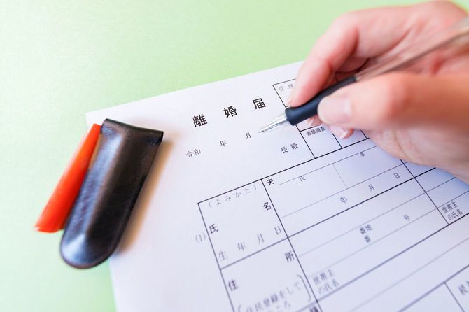 離婚届を書く人