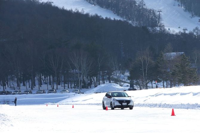 女神湖の氷上は一面雪に覆われていた