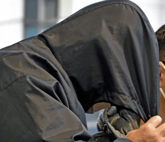 鹿児島県・奄美大島から移送され、羽田空港に到着した小畑寛昭容疑者＝2026年1月27日午後4時59分ごろ