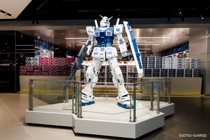 2025年6月27日、「ガンダムベース広州」の店内に立つガンダム像