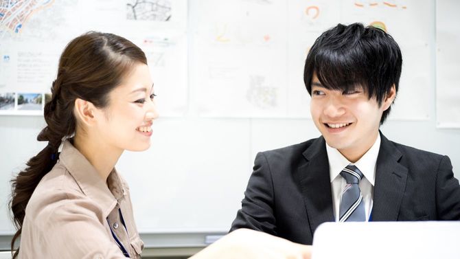 女性の上司が笑顔で指摘