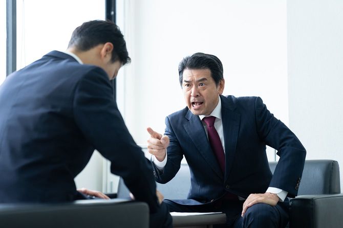 怒っている先輩ビジネスマン