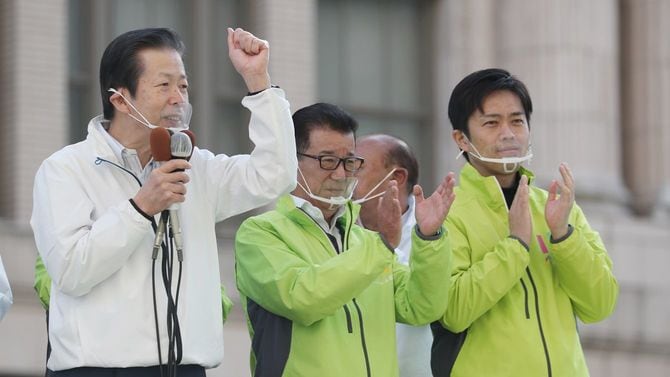 公明党と日本維新の会の「大阪都構想」合同街頭演説で発言する（左から）公明党の山口那津男代表と松井一郎大阪市長、吉村洋文大阪府知事＝2020年10月18日、大阪市中央区