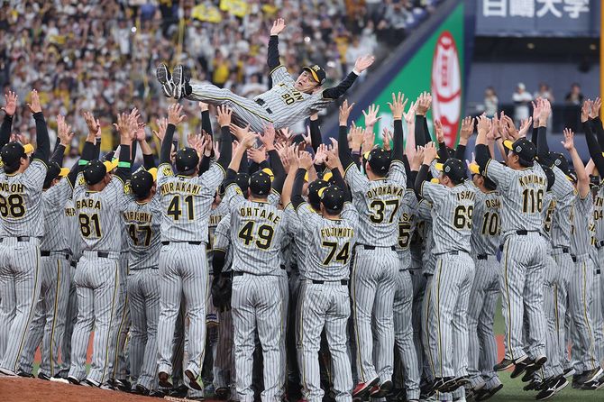 38年ぶり2度目の日本一に輝き、胴上げされる阪神の岡田彰布監督（中央上）＝2023年11月5日、京セラドーム大阪