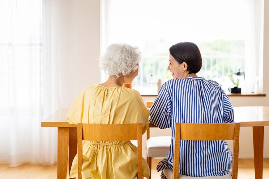 シニア女性と中年女性がダイニングで話す