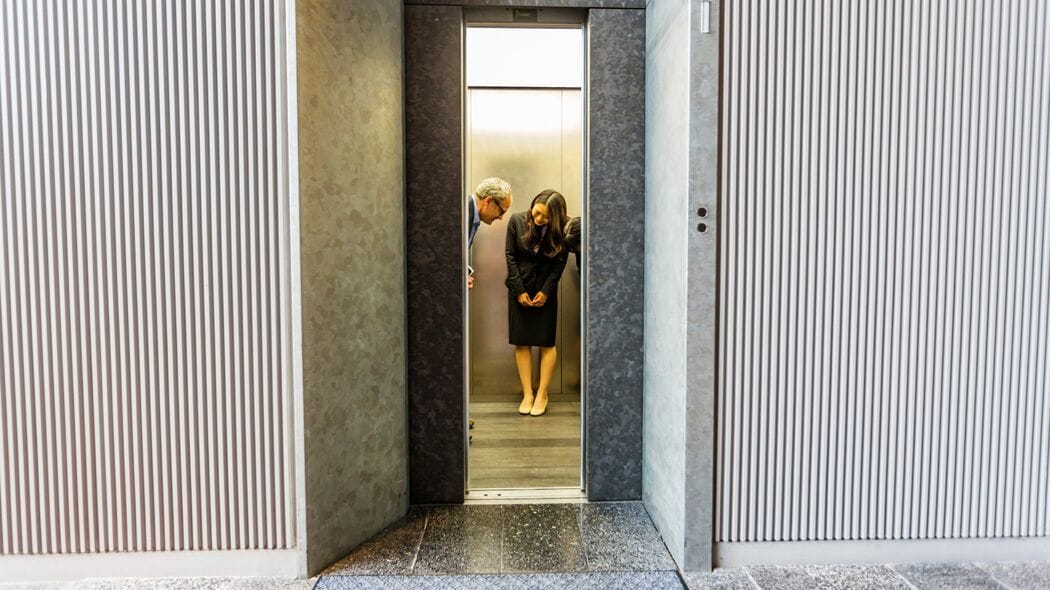 たった20秒で社内の人望を集められる…1.2万人の行動観察調査でわかったエレベーターの｢おいしい立ち位置｣