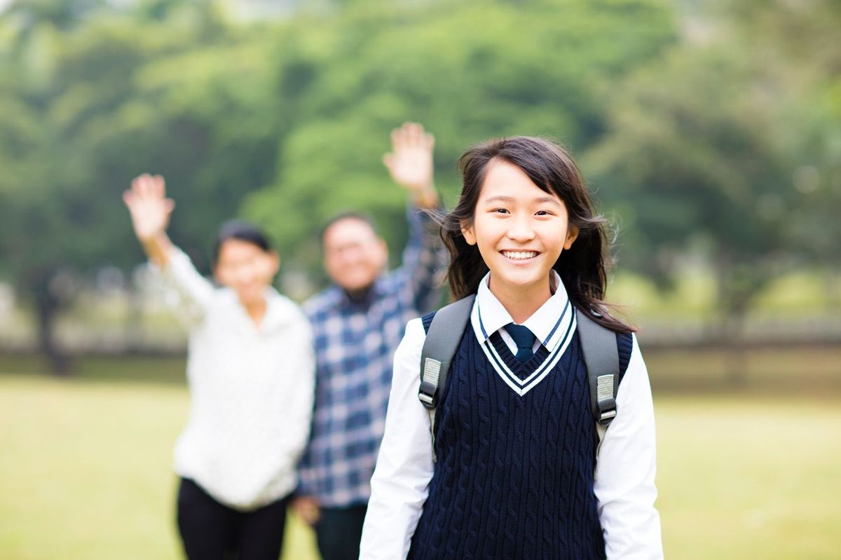 子どもを送り出す両親