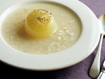 優しい飲み心地の「丸ごと玉ねぎと押し麦のスープ」のレシピ