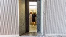 たった20秒で社内の人望を集められる…1.2万人の行動観察調査でわかったエレベーターの｢おいしい立ち位置｣