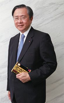 <strong>住友生命保険社長 佐藤義雄</strong>●1949年、福岡県生まれ。73年九州大学法学部卒業後、住友生命保険入社。営業畑と運用畑を中心に歩む。2000年取締役嘱総合法人本部長就任。常務取締役などを経て、07年より現職。趣味は読書で、特に中国古典や歴史小説を数多く読む。