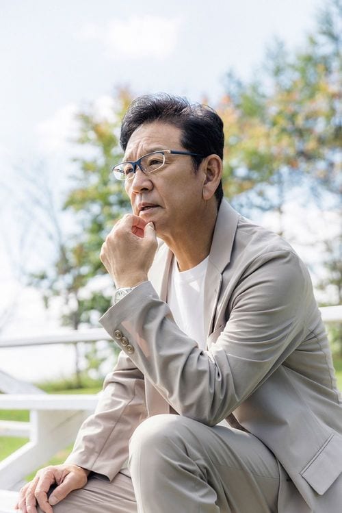 栗山英樹:1961年生まれ。1984年にヤクルトスワローズに入団。引退後は日ハムの監督を10年務めた後、2022年から日本代表監督に就任。2023年3月のWBCでは、決勝で米国を破り世界一に輝いた。