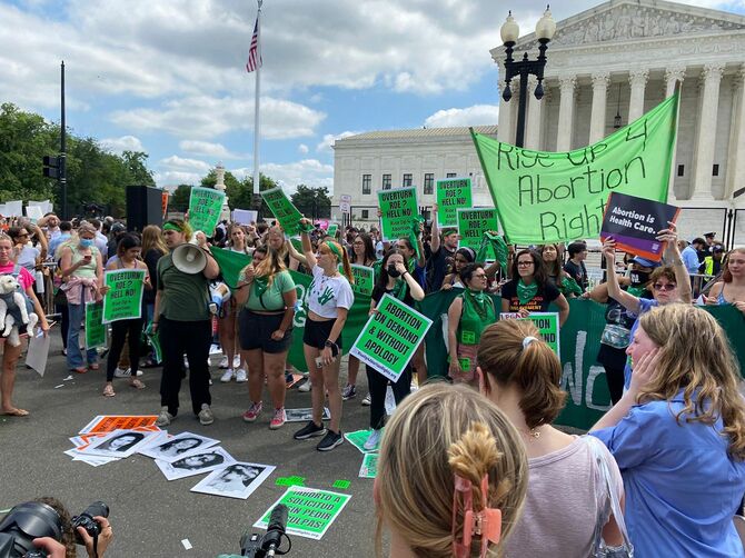 米ワシントンの連邦最高裁前で、中絶をめぐる最高裁判断に抗議する女性たち＝2022年6月24日