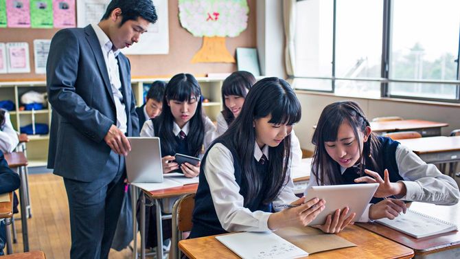 授業でタブレットを使用する日本の子供たち