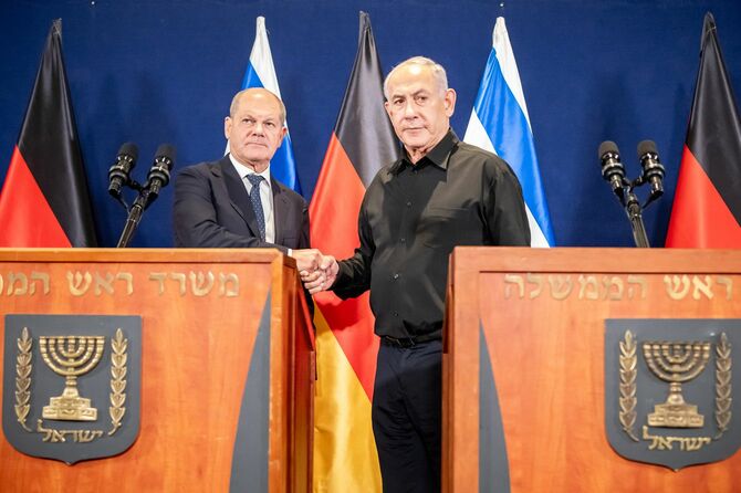 イスラエルのネタニヤフ首相（右）との首脳会談を終え、共同記者会見に臨むドイツのショルツ首相