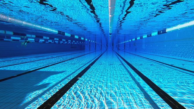 50メートルのスポーツプール。水中背景のスイミングプール。