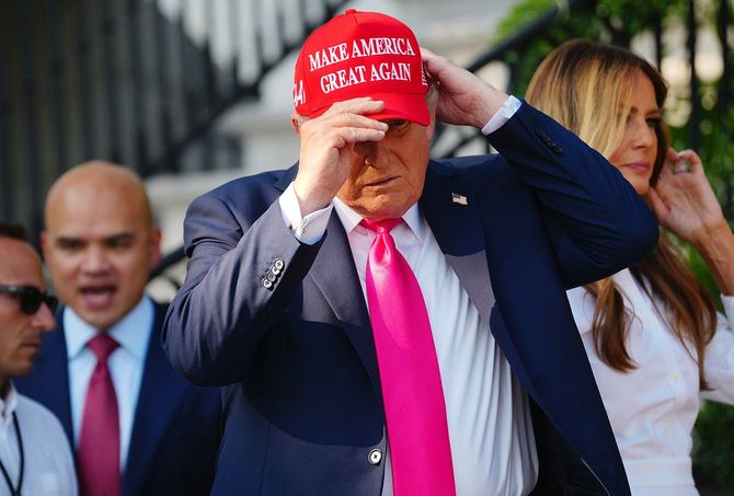 2025年7月4日、ワシントンD.C.のホワイトハウスで行われた式典で新たな税制・移民法案に署名し、MAGAキャップをかぶっているドナルド・トランプ大統領