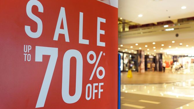 人気のショッピングモール内の70%割引セールサイン