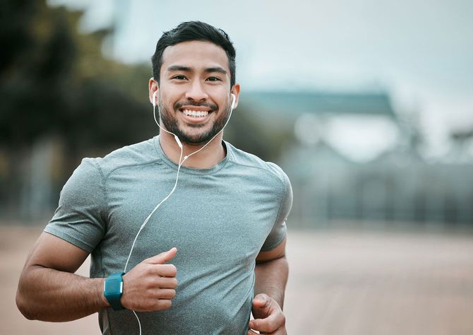 イヤホンをつけてランニングをする男性