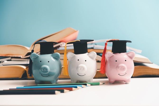 将来の教育、学生ローン、奨学金のためにお金を節約するという概念