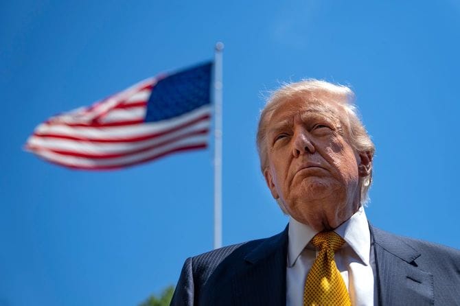 2026年5月12日、米国ワシントンD.C.のホワイトハウスを出発し中国へ向かうドナルド・トランプ米大統領